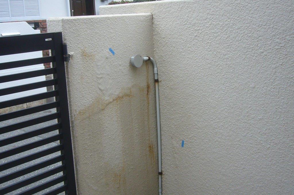 塀の塗膜剥離　補修前