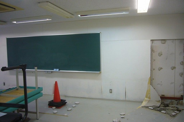教室内の壁が欠落　地震被害
