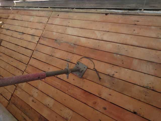 調査中の屋根下地