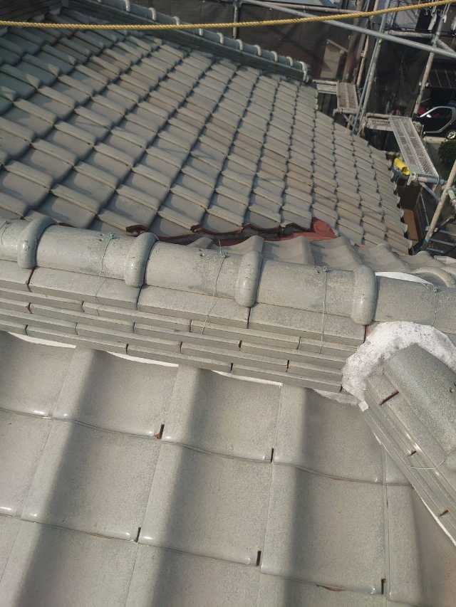 棟付近の瓦屋根全体