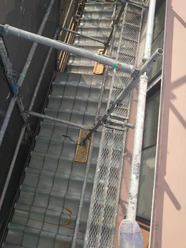 足場通路と瓦屋根