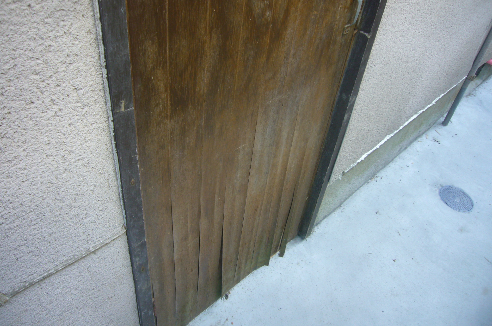 勝手口木製ドアが腐蝕のため取り替え提案しました。