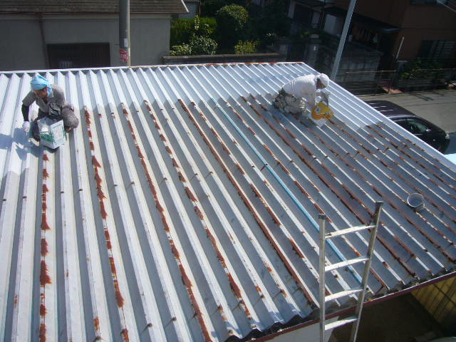八尾市で折板屋根の塗装中です。追加工事で屋上防水の見積りを依頼されました。　