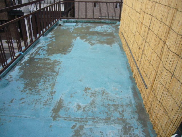 枚方市でバルコニーの防水とテラス波板の貼り替え現場調査に行きました。