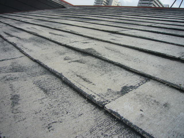 吹田市の賃貸ハイツで屋根塗装とベランダ防水を行っています。