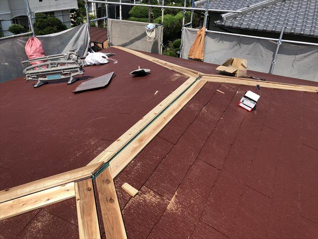 屋根葺き替え　コロニアルクァッド　施工中　貫板取付
