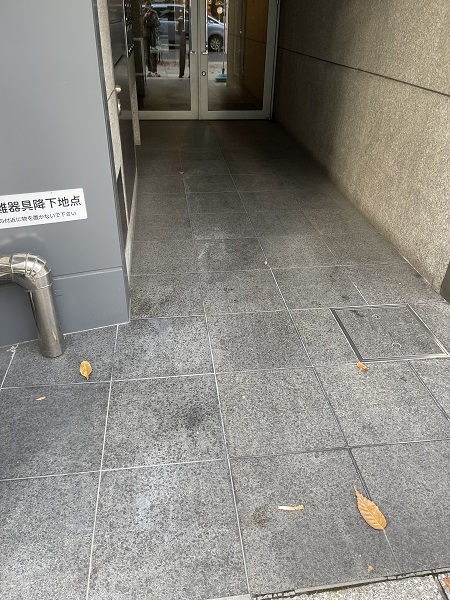 大阪市北区のビルにて床タイルが変色しているとのお問合せ