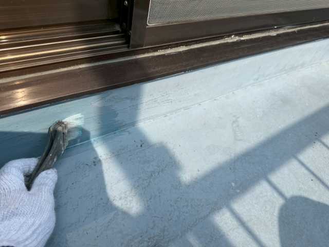 サッシ際を刷毛で塗装
