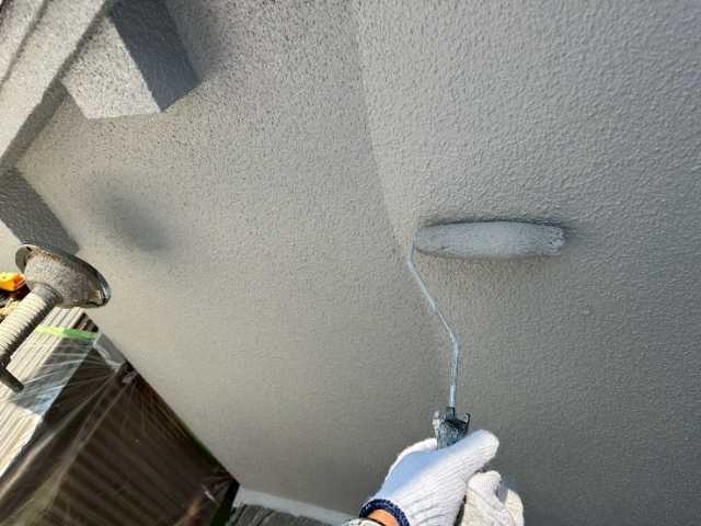 凹凸外壁の塗装作業