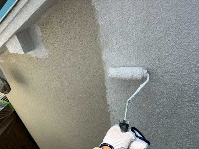 外壁のローラー上塗り