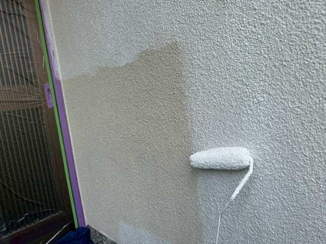 窓横外壁の塗装中