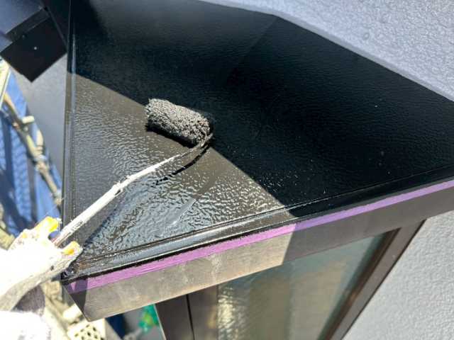 庇の仕上げ塗装中