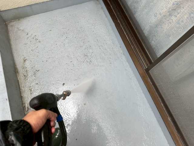 ベランダ床の高圧洗浄