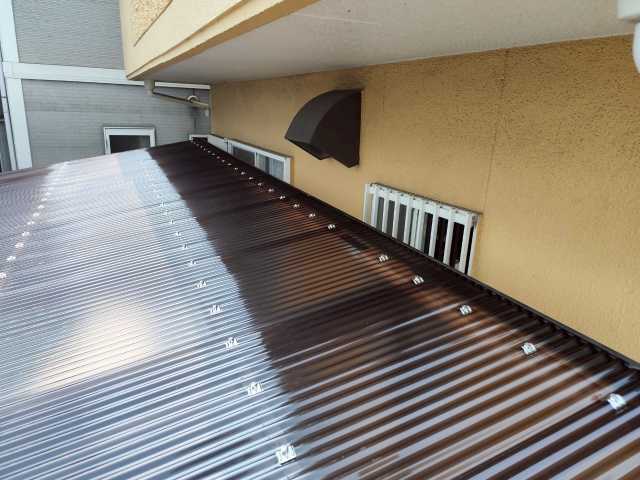 外壁際の波板仕上がり