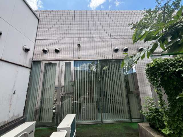 中庭側のタイル外壁