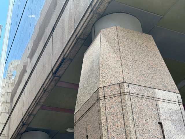 石調柱と庇の汚れ