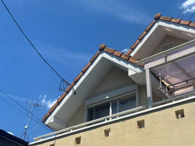 住宅全景と切妻屋根