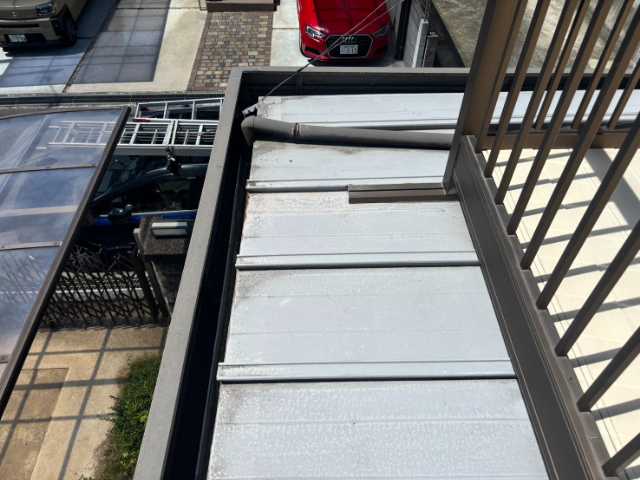寝屋川市でベランダ雨漏り修理の調査、床材の傷みや継ぎ目の劣化、屋根下の隙間を確認